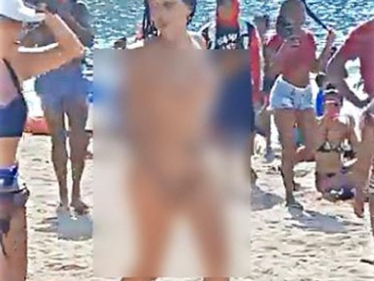 Mujer se pasea desnuda en playa colombiana y causa controversia - Javier  Alatorre