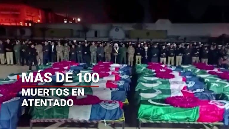 Viven tragedia y duelo en Pakistán tras la muerte de más de 100 personas en un atentado suicida en una mezquita