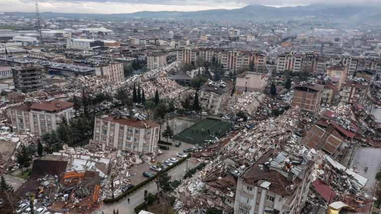 Terremoto de magnitud 7.8 deja miles de muertos y heridos en Turquía y Siria