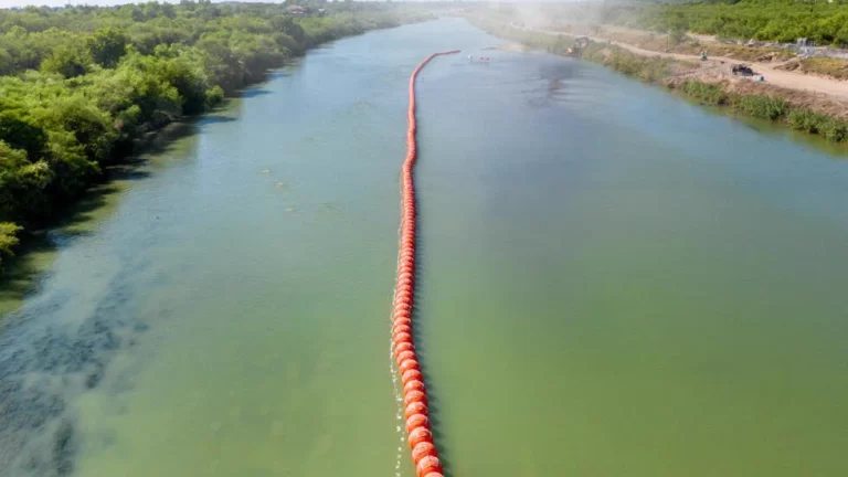 Juez ordena retirar barrera de boyas en Río Grande en Texas