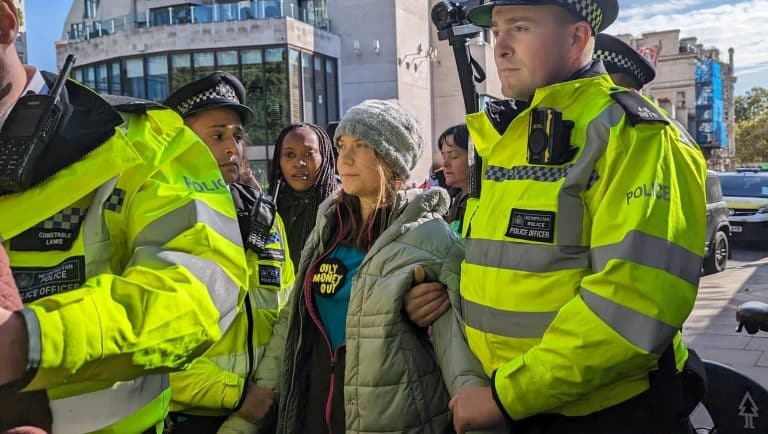 Policía de Londres arresta a la activista Greta Thunberg durante protesta a favor del medio ambiente