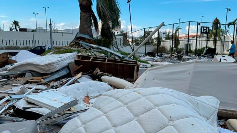 Inicia puente aéreo para evacuar a personas varadas en Acapulco; intentan restablecer comunicaciones y electricidad