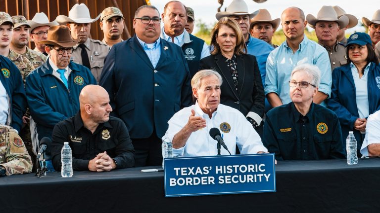 Gobernador de Texas, Greg Abbott, firma ley que permite a policía detener y expulsar migrantes; México impugnará ley