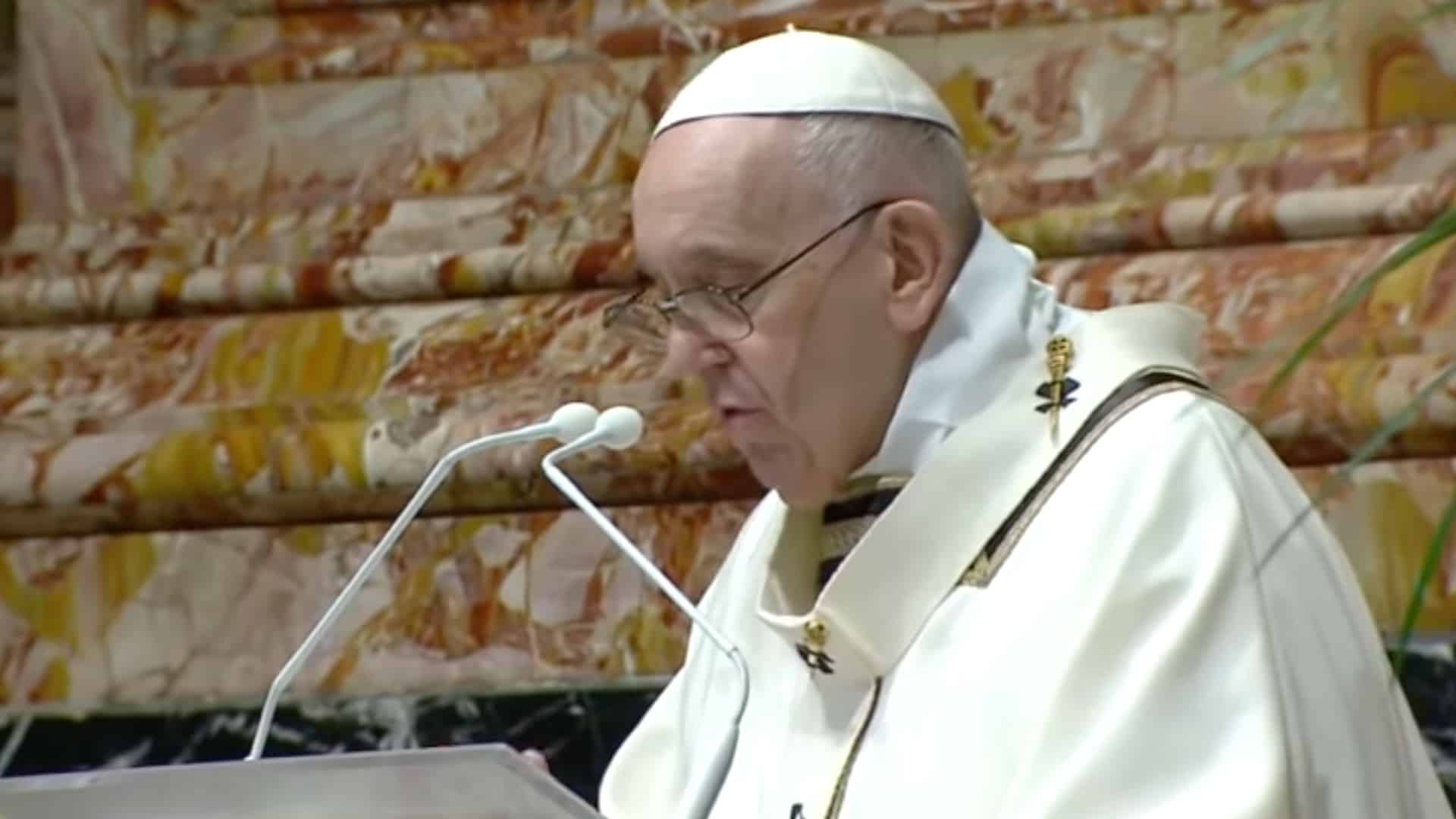 Celebra el Papa Francisco la Misa Crismal en jueves santo en la Basílica de San Pedro