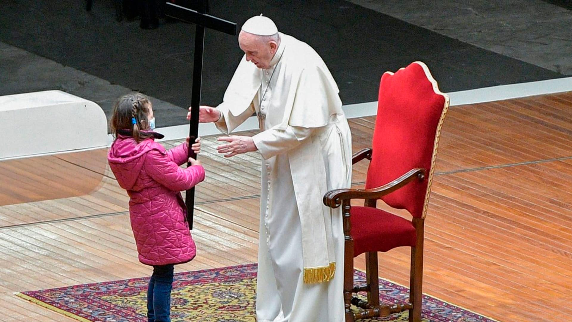 Papa Francisco preside el Víacrucis “por los niños del mundo” en la Plaza de San Pedro